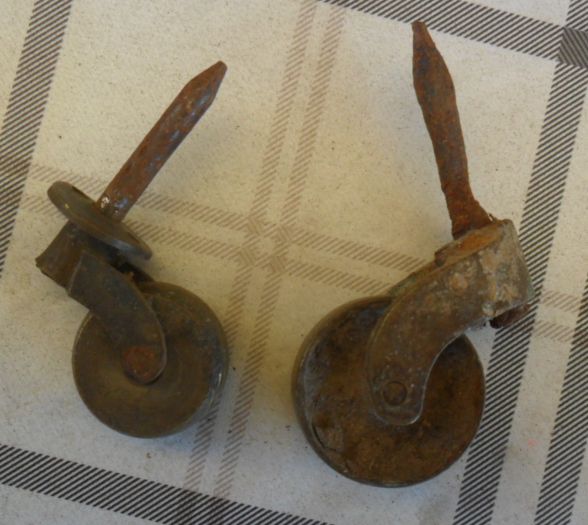 N° 2 ANTICA RUOTE IN OTTONE E FERRO PER CARRELLO IN LEGNO - - Foto 3