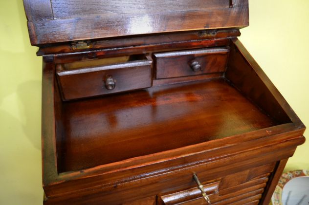 Schedario a serrandina con piano di scrittura in ecopelle marrone - Foto 4