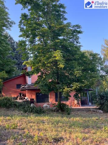 VENDESI IN VINCHIATURO, ALLA CONTRADA CARDARELLE UNA SOLUZIONE ABITATIVA INDIPENDENTE, CON 8000 MQ DI TERRENO