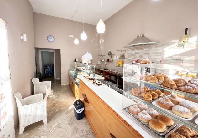 BAR, PASTICCERIA E ROSTICCERIA CON LABORATORIO ATTREZZATO - CENTRO MONDRAGONE - Foto 4
