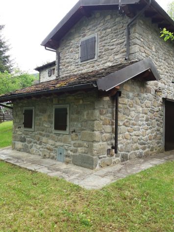 Villetta in sasso immersa nel verde