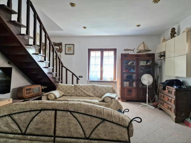 MARINA DI MASSA, periferia vicino al mare, proponiamo porzione di villa bifamiliare con giardino privato su tre lati. Si compone di soggiorno, ampia c - Foto 4