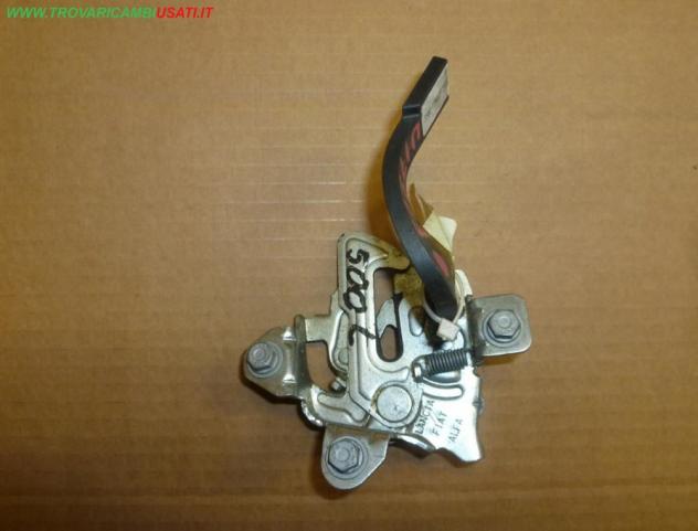 SERRATURA COFANO ANT. FIAT 500 L (73)  Carrozzeria  Lamierati esterni  Cofano  Serratura cofano FIAT - 500 L - 01-07-2012 - 01-06-2018