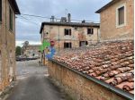 Terra-tetto in pietra nell’antico borgo di Tocchi, Monticiano, Siena.