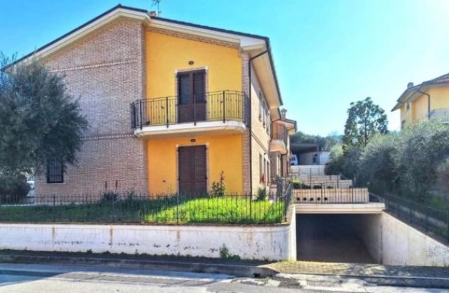 Immobile in asta di 250 m², box auto in vendita a Cingoli