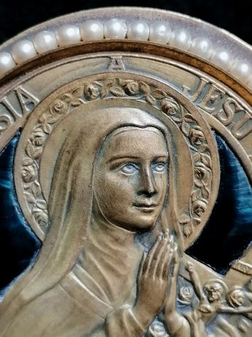 ANTICO MEDAGLIONE DA TAVOLO CON S. TERESA IN METALLO E MICRO-PERLE, 1900. - Foto 5