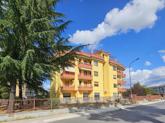 AFFITASI AMPI E COMODI LOCALI COMMERCIALI IN VIA LOMBARDIA, 29 - VENOSA (PZ) - Foto 2