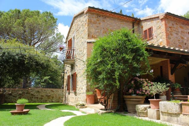RUSTICO di 7 vani e di 250 mq (MANCIANO) rif. POGGIO650