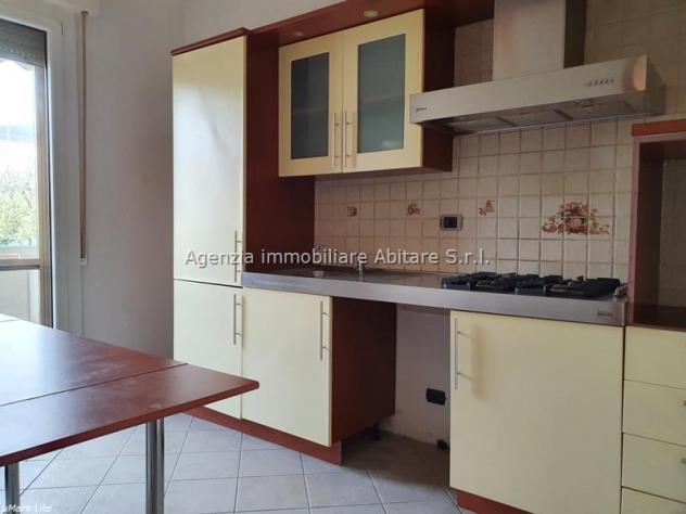 MASSA, loc. Quercioli, vendesi appartamento al piano rialzato completamente ristrutturato: sala, cucina abitabile, disimpegno, 3 camere, 2 bagni e n. - Foto 2
