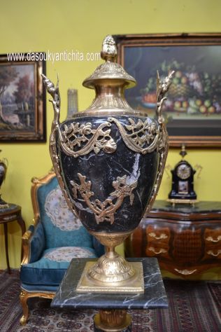 Coppia di colonne con poutiche in marmo nero venato - Foto 5