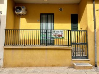 Rif. 2293 - Appartamento già abitabile, con veranda a Marina di Ragusa centro
