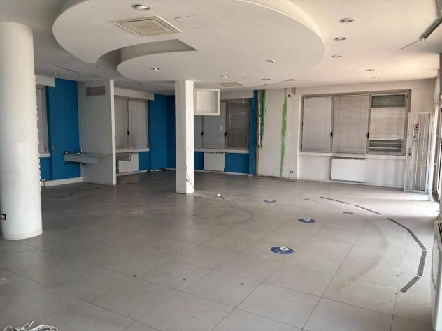 Oltre 3 vetrine in affitto a Samarate - Foto 5