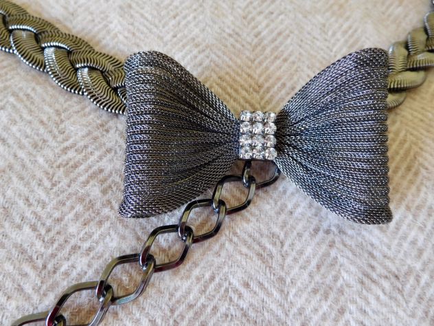 Cintura in metallo argentato,maglia "a treccia",chiusura con strass. Nuova! - Foto 2