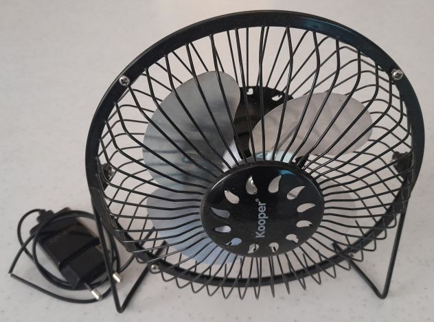Ventilatore da tavolo con presa USB completo di caricabatteria.