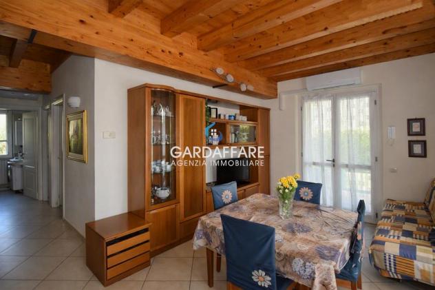 VILLETTA A SCHIERA DI TESTA CON GIARDINO SU TRE LATI E BELLISSIMO PORTICO VIVIBILE - Foto 7