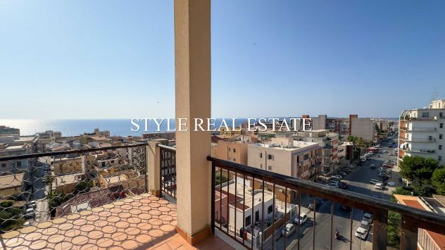 Attico con terrazza perimetrale e vista mare - Foto 3