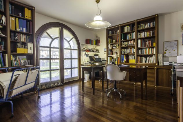 TORRI DI Q. LO: ELEGANTE VILLA CON GIARDINO DI OLTRE MQ. 1.000 - Foto 8