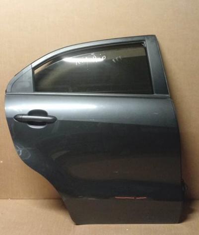 PORTA POST. D. GRIGIO SCURO MET. C/ALZ. E SERR. VETRO SCURO (1 Picc.Striscio) 999-U1295702 Carrozzeria  Lamierati esterni  Porte  Porta post. dx. KIA