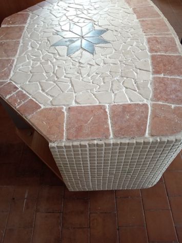 Tavolino in legno ricoperto in Mosaico con rotelle84x63x42 - Foto 3