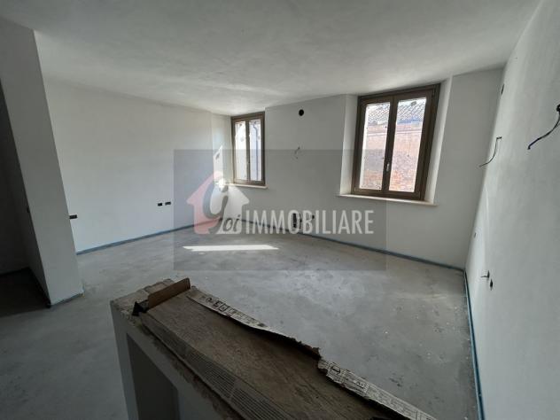 Elegante Quadrilocale Su Due Livelli con Travi a Vista e Posto Auto - Foto 7