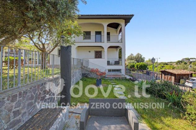 Villa di 210 m² con più di 5 locali e box auto in vendita a Ciampino
