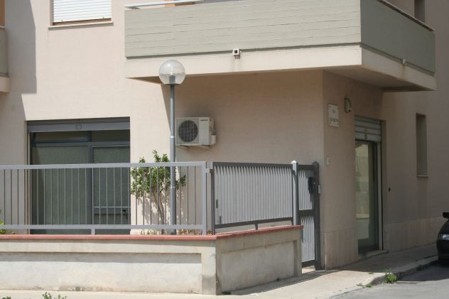 Affitto locale categoria C1,ottime condizioni non arredato ampio parcheggio. - Foto 2