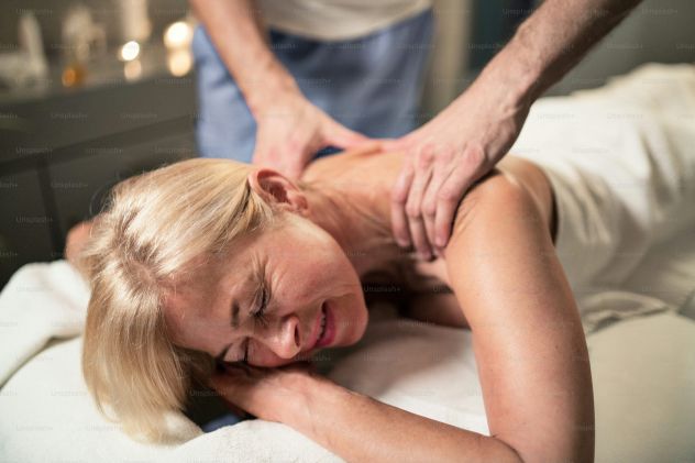 Offro massaggi solo per signore Tel:0041798685277