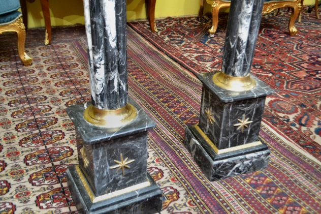 Coppia di colonne con poutiche in marmo nero venato - Foto 8
