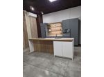 CUCINA CON ISOLA DA ESPOSIZIONE MENTA C2 - 4790 - RINNOVO MOSTRA