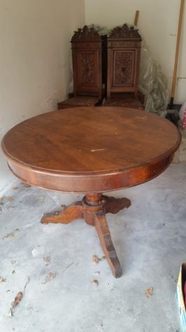 Tavolo e sedie in legno di noce - Foto 5