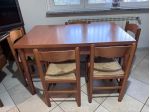Tavolo in legno completo di 6 sedie