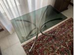 Tavolo / tavolino moderno in vetro con struttura cromata e rotelle.