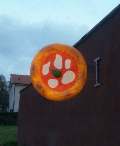 Insegna pubblicitaria: pizza in vetroresina a parete e totem a LUCCA - Foto 5