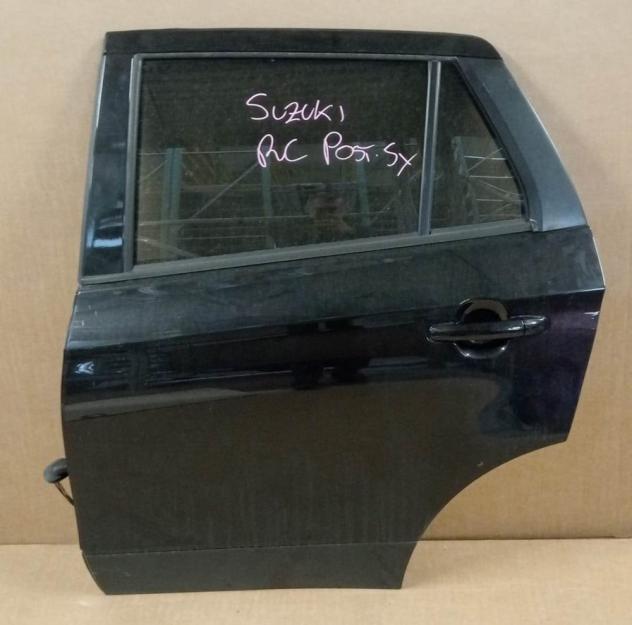 PORTA POST. SX. C/O ALZ. El. e SERR 999-U1305413 Carrozzeria  Lamierati esterni  Porte  Porta post. sx. SUZUKI - SX4 S-Cross - 01-09-2013 - 01-08-2016