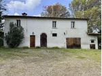 Casa rurale con corte, capannone e circa 12 ettari di terreno agricolo