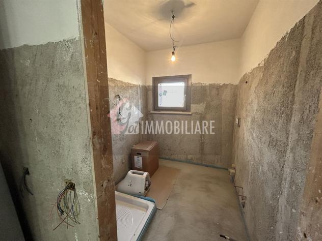 Elegante Quadrilocale Su Due Livelli con Travi a Vista e Posto Auto - Foto 11