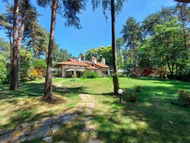 Villa di 550 m² con più di 5 locali e box auto doppio in vendita a Borgo Ticino - Foto 2