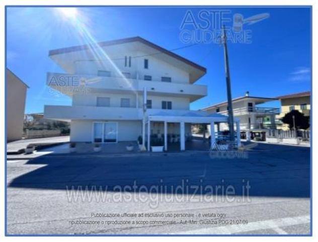 IMMOBILI-IMMOBILE COMMERCIALE-via Vittorio Bachelet, 372 - Foto 2