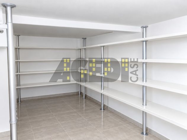 PADOVA – CENTRO STORICO – VIA ALTINATE – NEGOZIO DI PREGIATE FINITURE - Foto 4