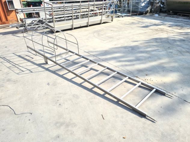 scala marinara con gabbia di protezione usata