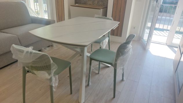 Tavolo 4 posti allungabile a 8 con sedie