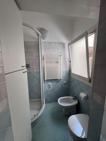 Ampia mansarda composta da un unico vano con 5 finestre, angolo cottura, bagno, il tutto in buone condizioni. Il monolocale si apprezza per il silenzi - Foto 5