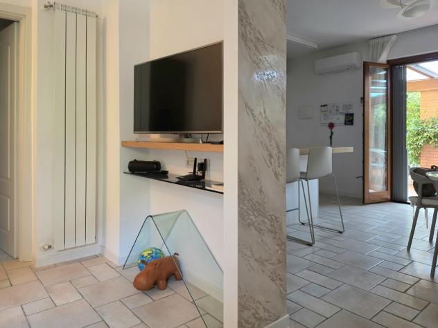 RONCHI, a soli 500 metri dal mare della Riviera Apuana, elegante villetta a schiera d'angolo con giardino su due lati e ampio pergolato. Disposta su t - Foto 15