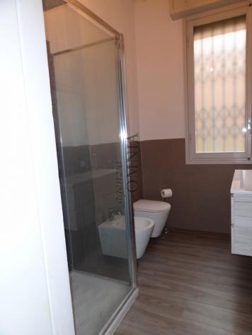 Appartamento arredato composto da ingresso, ampio soggiorno con cucina, due camere, bagno, ripostigli, balcone, cantina e posti auto, posizione comoda - Foto 19