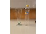 UN VASO IN VETRO TRASPARENTE COME NUOVO MA VINTAGE È DEGLI ANNI ‘80/90