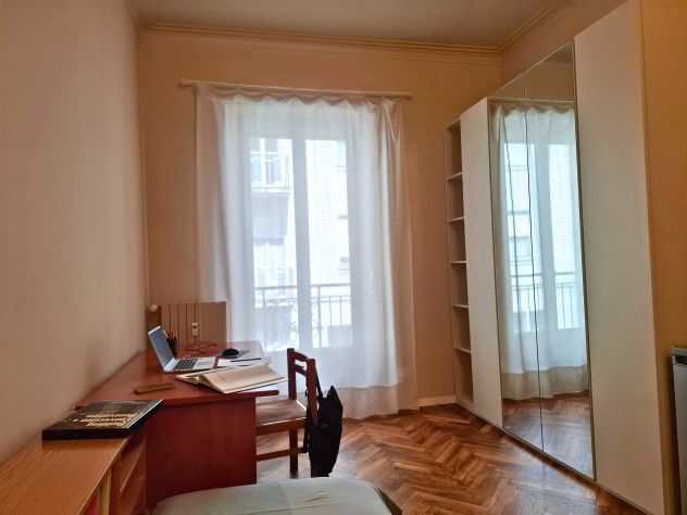Ampia camera con balcone in elegante appartamento ristrutturato - Foto 2