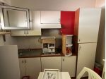Cucina moderna con elettodomestici