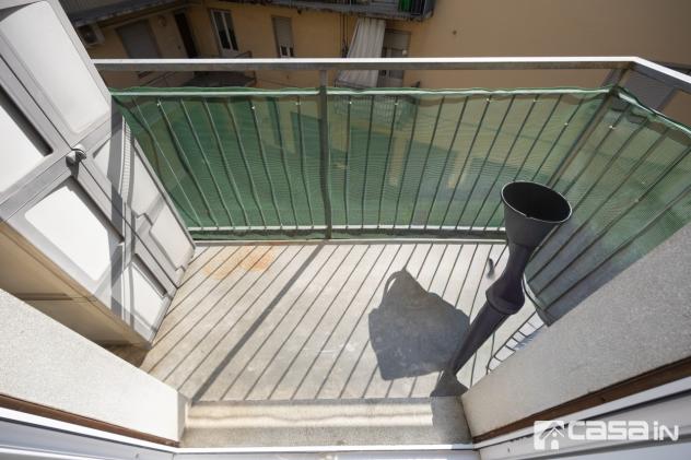 L'appartamento, ristrutturato internamente nel 2018, è composto da un luminoso soggiorno, da una cucina abitabile che si affaccia su un comodo balcone - Foto 16
