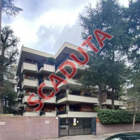 Immobile in asta di 199 m², box auto in vendita a Roma