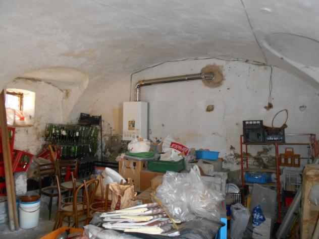 In zona centrale, ex cascinale composta da abitazione al piano terra: cucinino, tinello, tre vani e bagno; sempre al piano terra magazzino e box auto. - Foto 16